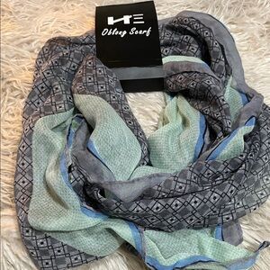 Women's Gray and Green Scarf